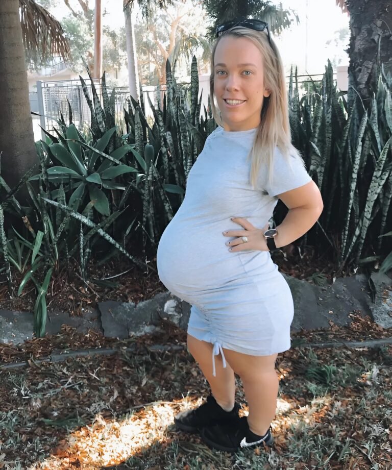 This woman is only 127 centimeters tall. She married a man who is 137 centimeters tall Doctors advised them not to have children, as the chances were high that their kids would inherit the parents’ dwarfism Despite that, the couple had three children The daughters inherited the condition, but the son was born healthy The article below the photo shows what the husband and children look like