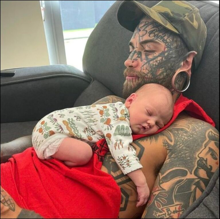 24-year-old dad, whose body is completely covered with more than 200 tattoos, removed them for the sake of his baby daughter 😭😲… Better sit down before seeing him today 😨 Check 1st comment 👇