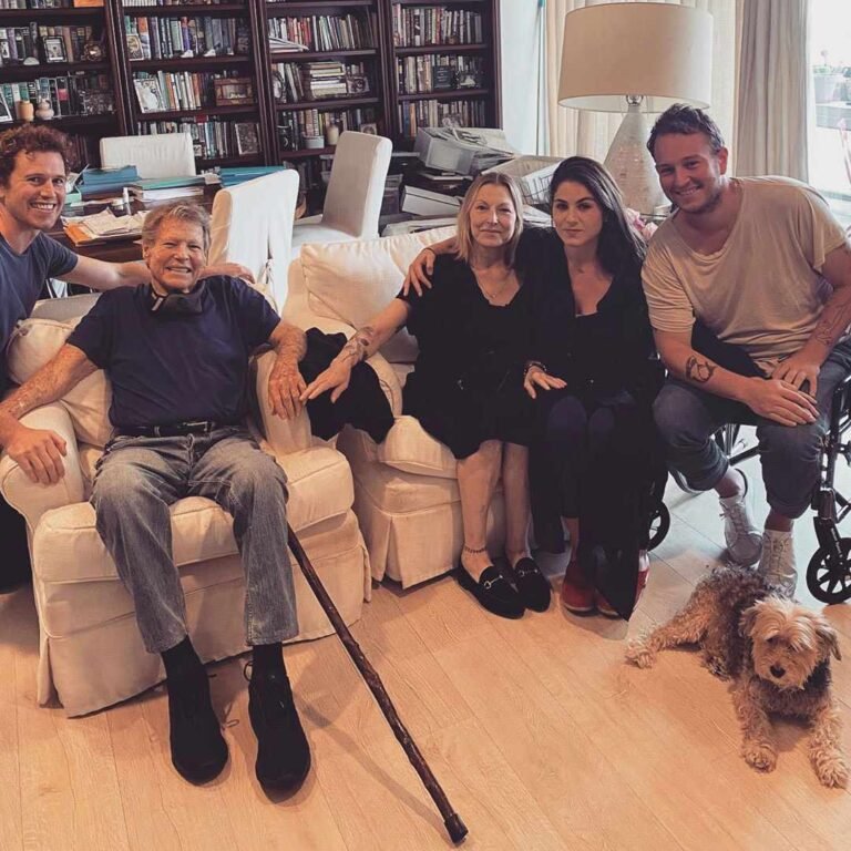 His deep love passed away in his arms, just like in the movie that made him a star. Overcome with grief and battling illness, the former heartthrob struggled to walk, fighting two types of cancer. His final photos truly break my heart… (check in first comment)