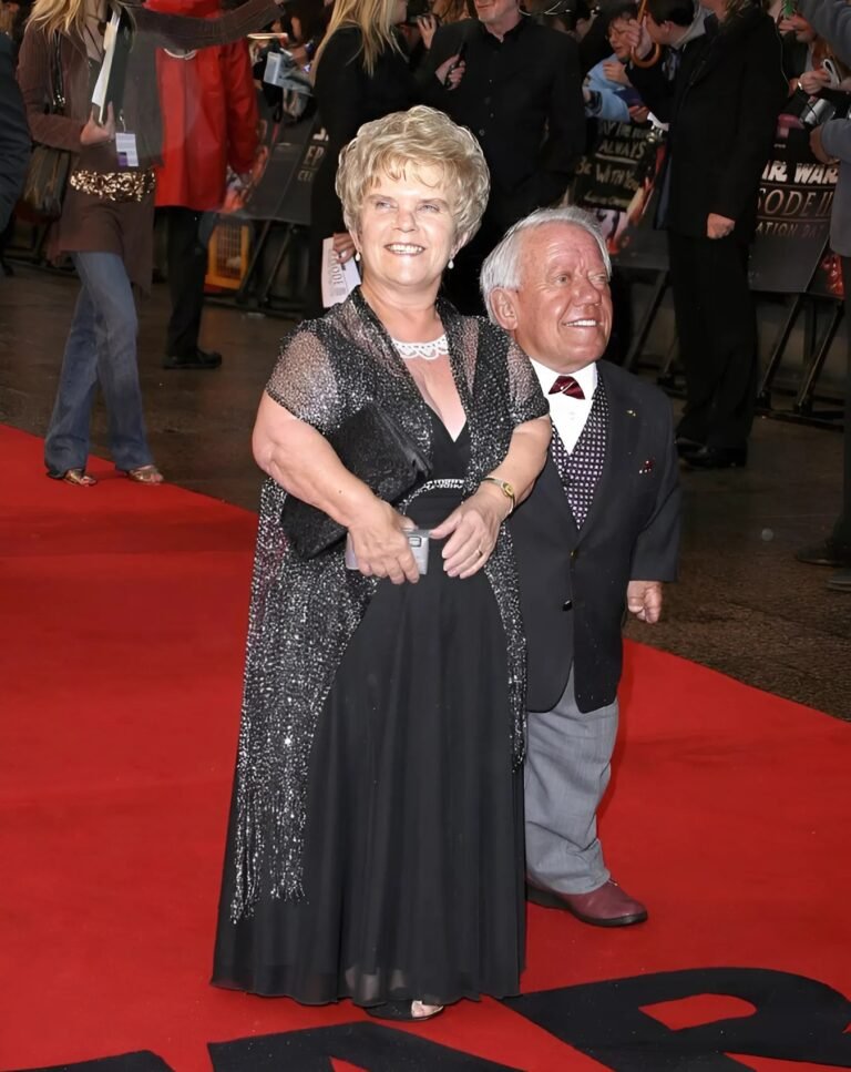 The actor, who is only 112 cm tall, married a woman who was just a few centimeters taller than him . The dwarf couple had two children, although doctors had warned that the children might inherit the dwarfish traits from their parents How the children of this unusual couple look was shown in the first comment