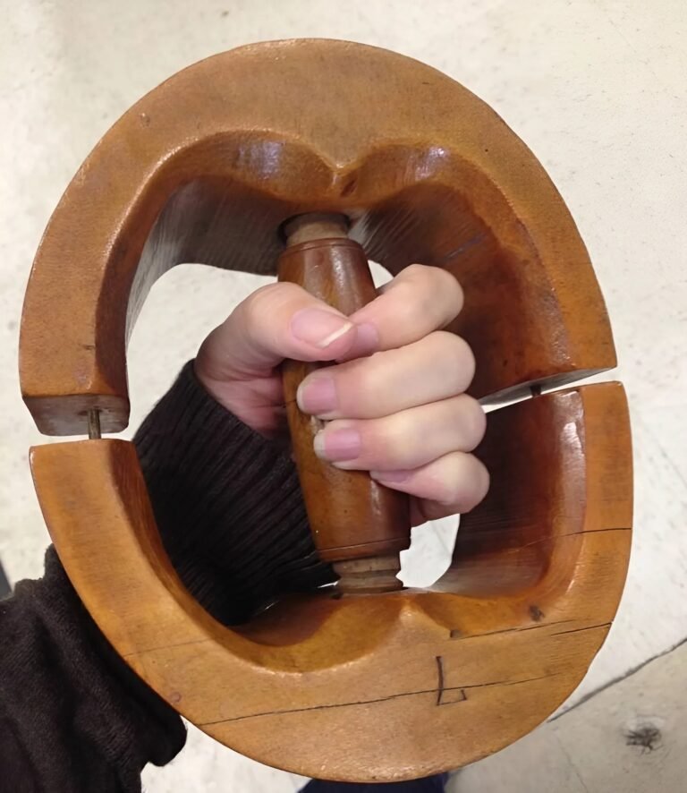 I had just moved into an old house and came across this strange wooden thing. At first, I thought it was some sort of ugly dumbbell, but it was light and completely impractical. When I learned what it actually was, I was stunned. I had no idea people could invent something like that… I reveal what it is in the first comment