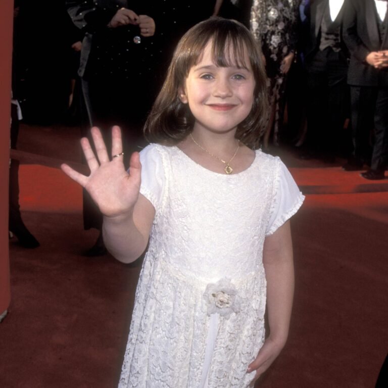She burst onto the scene as an adorable little girl in ‘Matilda’, but then had to quit acting and take up work as a nanny as she “didn’t have the Hollywood beauty” 😮😔 Mara Wilson, now 37, refused to “get cosmetic surgery”… well, she’s grown up now, and you better sit down before you see how she looks 👇👇 Pic in the comments 👇