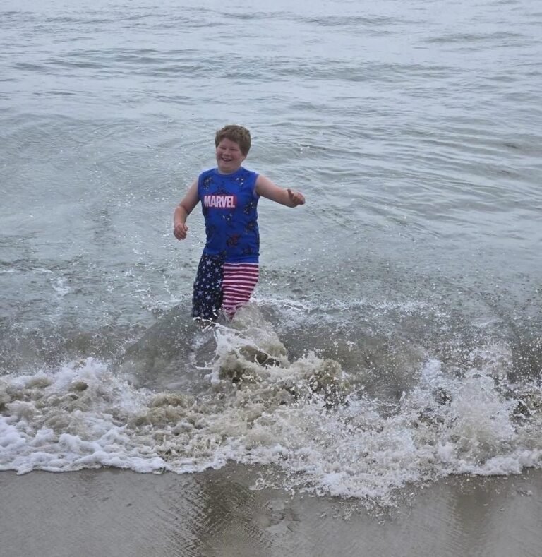 10-year-old Declan had been playing in the ocean when all of a sudden he told his mom he didn’t feel well. Moments later he became “disoriented,” collapsed, and began throwing up. Now his mother has a warning for all parents. Check comments