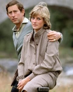 This photo is not edited. Look closer and try not to gasp when you see it the detail that has everyone talking, 30 years later